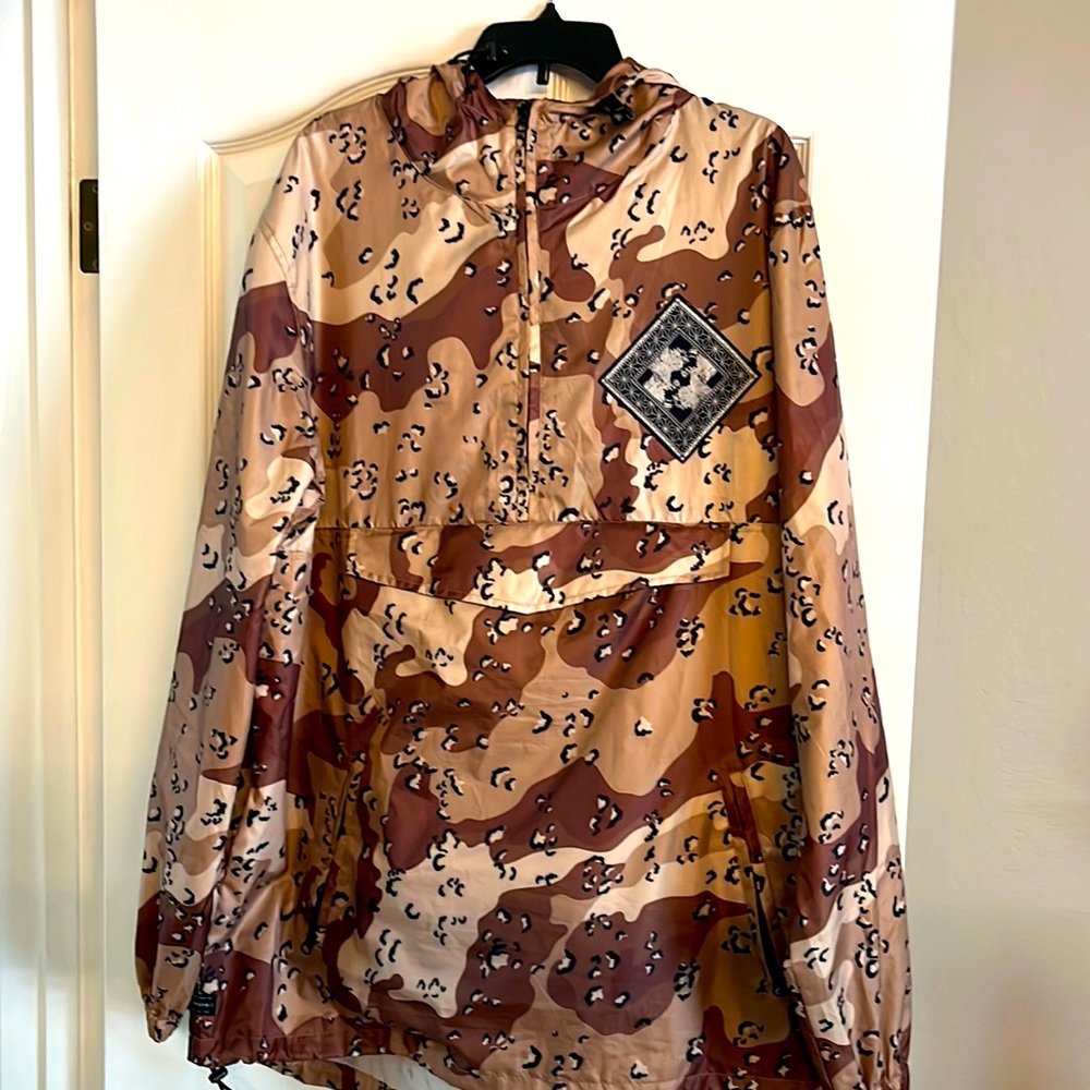 10 Deep multi-camo windbreaker with a front pocket !